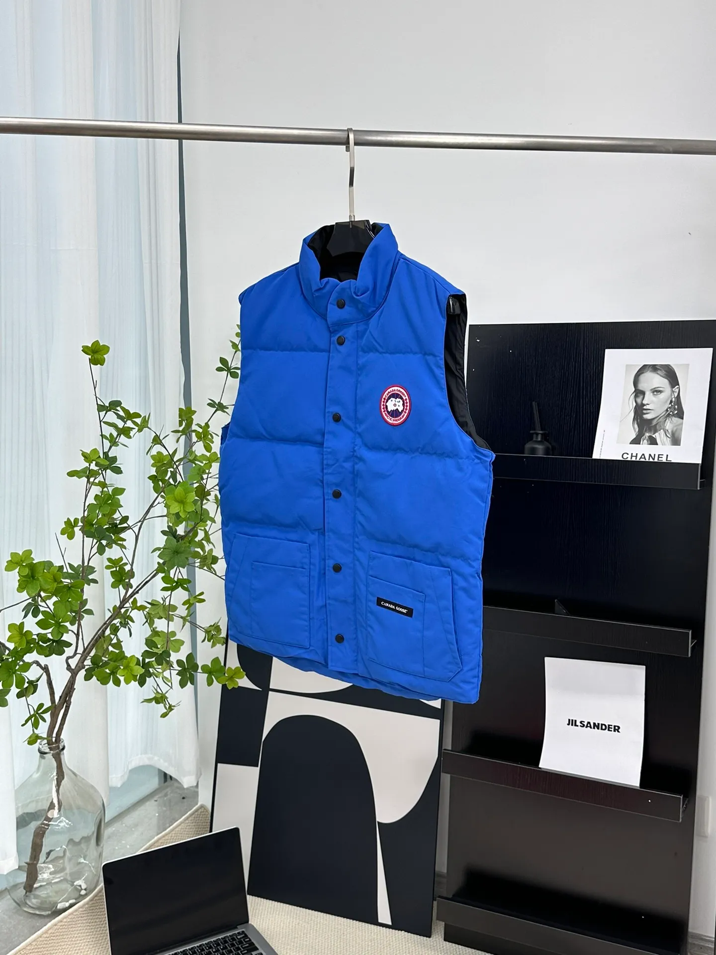 P380 [𝗖𝗮𝗻𝗮𝗱𝗲 𝗚𝗼𝗼𝘀𝗲] Canada Goose Couple Vest for Men and Women. 1⃣️Imported Behringer embroidery machine customized 10,000-needle embroidery logo 2⃣️Imported 18-count polyester-cotton blended original fabric 3⃣️Authentic official website synchronized with the new national standard 80% white duck down 4⃣️100% nylon nylon lining with double double-layer sealing design 5⃣️Yoshida YKK customers provide original factory customized electroplating sliders 6⃣️All auxiliary materials and hardware are disassembled and customized! 1:1 restore the official website Color: off-white, leather pink, bright red, sapphire blue, navy blue, black 𝗦𝗜𝗭𝗘:𝗫𝗦-𝗫𝗫𝗟